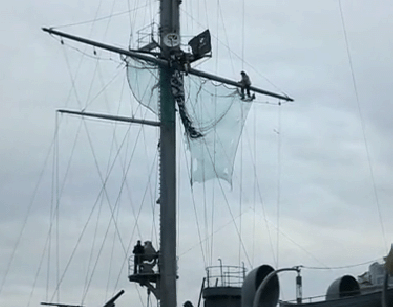 Пиратский флаг на Авроре.gif