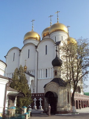 Успенский собор и часовня-усыпальница старца Зосимы.jpg