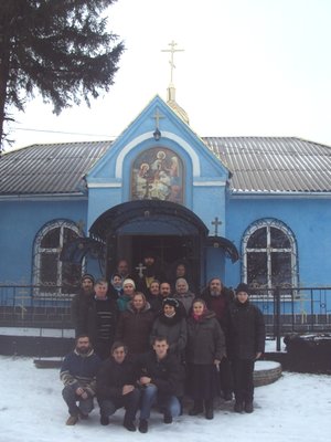 Общее фото у храма.JPG