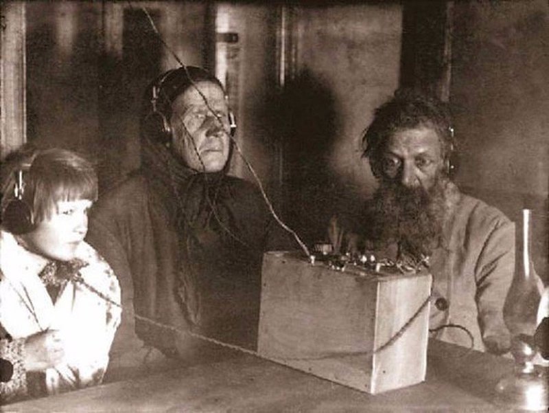 Крестяне слушают радио 1928 год.jpg
