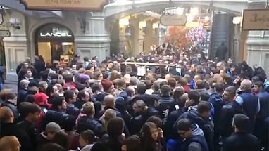 Давка за айфоном семь. ГУМ, Москва.jpg