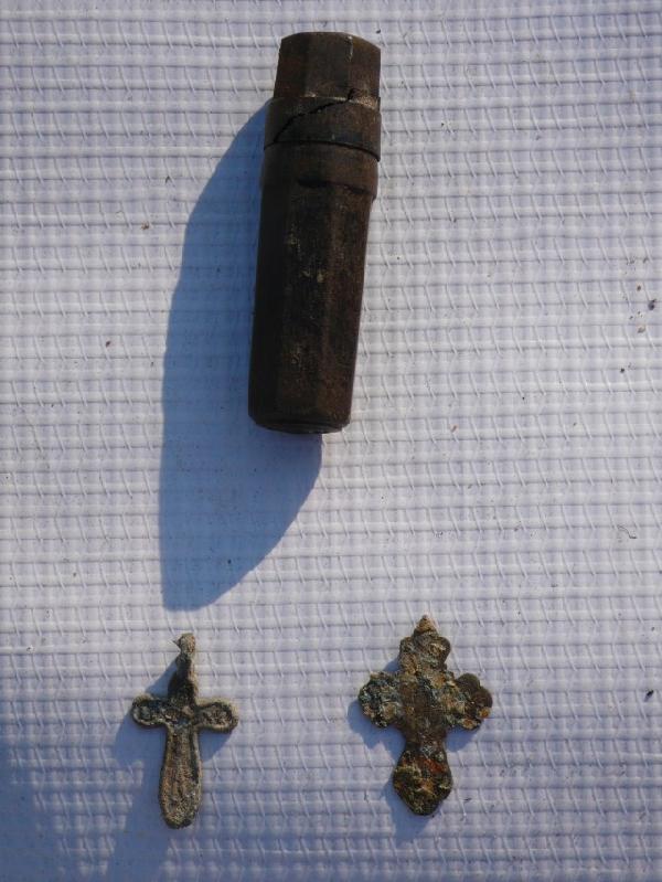 православн.крестики и медальон.найд.при бойце..jpg