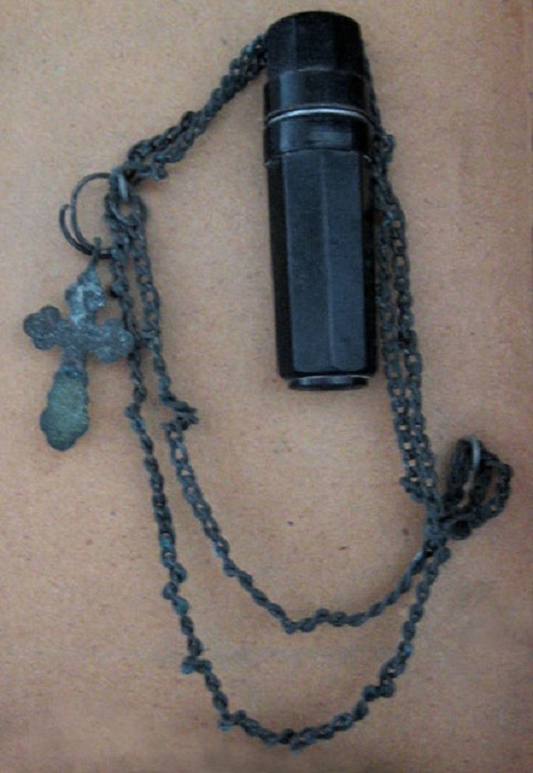 православный крестик на цепочке и медальон.найд.при бойце..jpg
