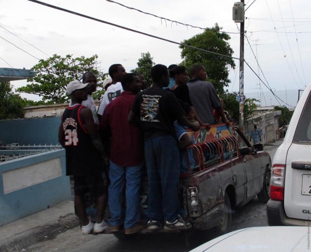 Гаитяне едут на работу.jpg