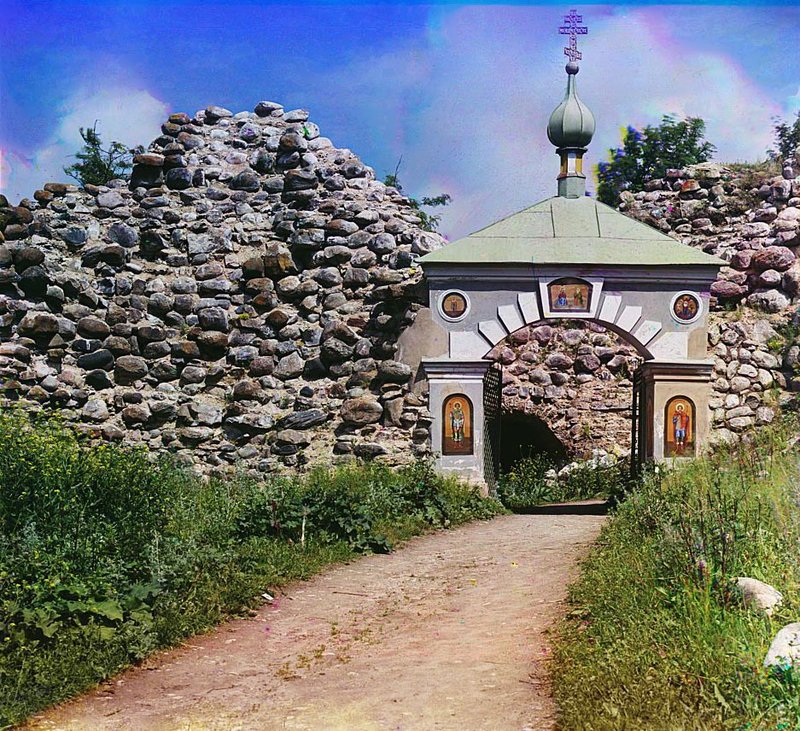 .Вход в ограду церкви Св.Георгия.Вход в Староладожскую крепость через Воротную башню.1909.jpg